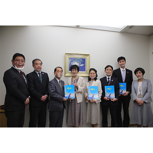 2020年10月29日、ご寄付いただいた塩野義製薬株式会社を訪問しました